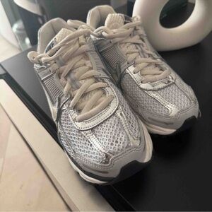 Nike Women's Zoom Vomero 5 Shoes